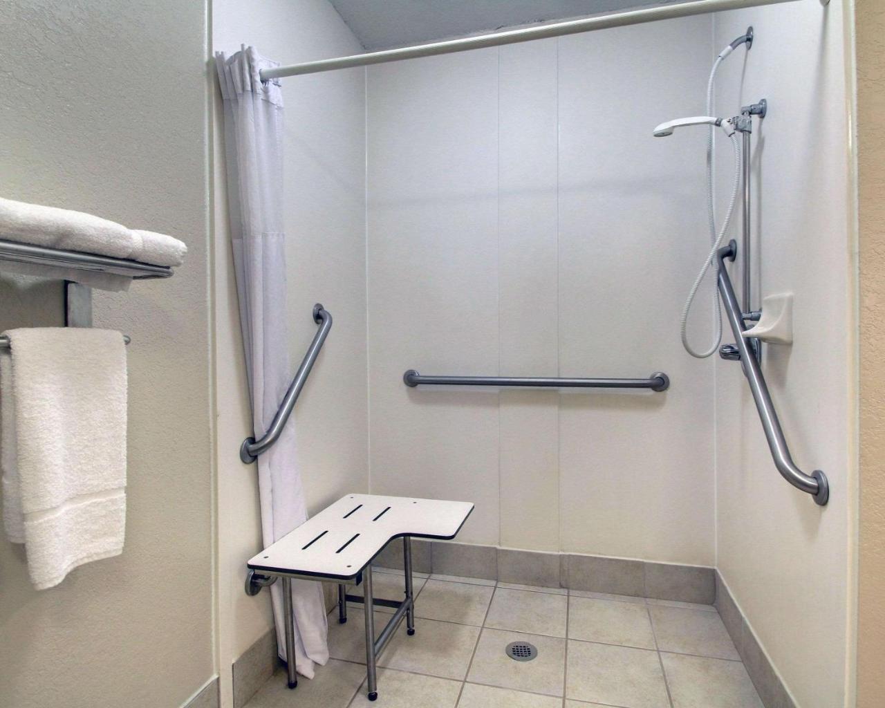 Columbia Inn & Suites Экстерьер фото